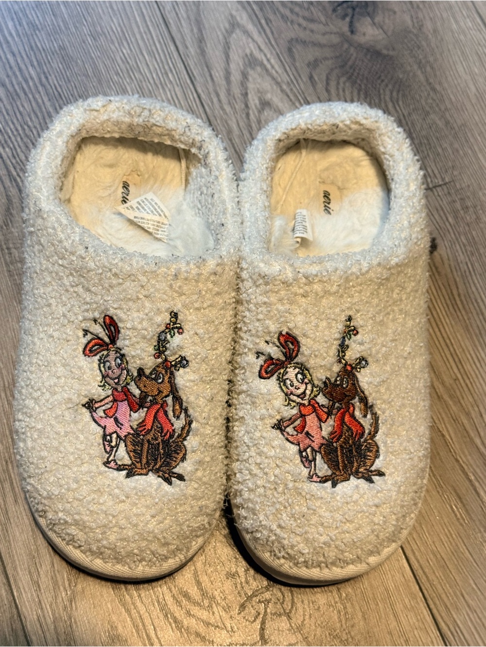 aerie Cream Plush Faux-Shearling Slippers with Embroidered grinch Cindy loo Logo
